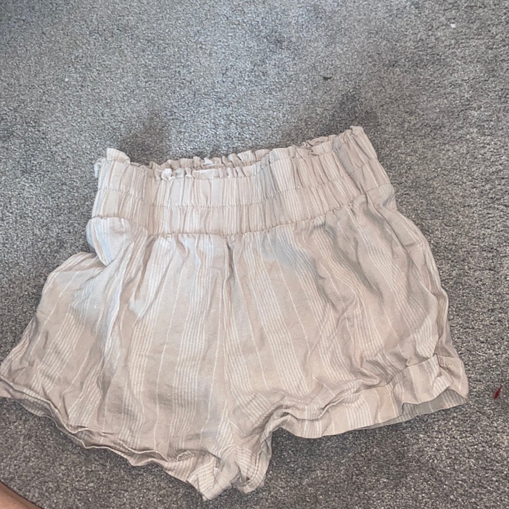Beige shorts with white stripes
